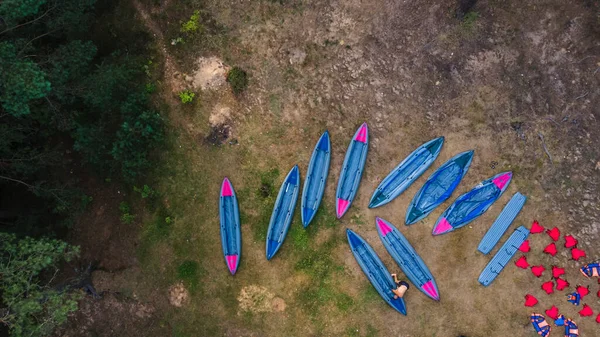 河岸上的独木舟游客皮划艇码头观光营 游览过程中的河上游船码头 空中景观 — 图库照片