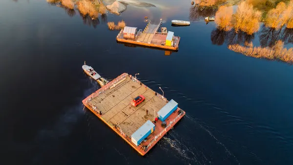 Gölün ya da nehrin hava görüntüsü. Su yüzeyinde dalgalanma dokusu var. Yukarıdan görüldü. Çevre kavramı.