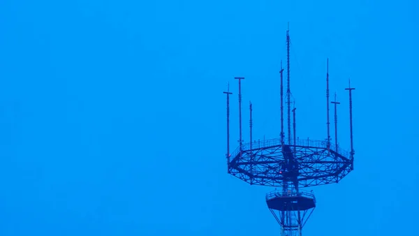 Televizní Věž Panorama Soumraku Nízký Úhel Pohledu Komunikační Věž Proti — Stock fotografie