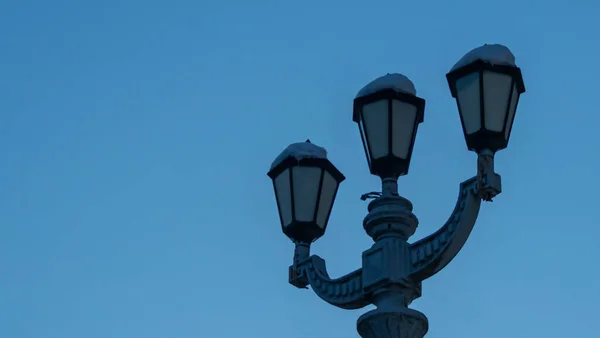 Utcai Lámpák Kék Ellen Nappal Szöveg Helye — Stock Fotó