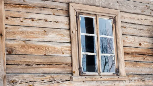 Evin Eski Ahşap Duvarına Tahta Çakılı Pencereler Oyma Eski Pencereyi — Stok fotoğraf