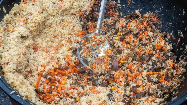 Kazanın içindeki pilavın dokusunu. Lezzetli pilav sokakta büyük bir kazanda pişirilir. Sokak yemekleri konsepti.