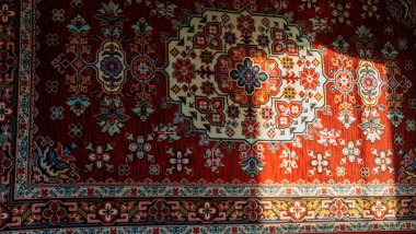 Duvarında güneş lekesi olan bir fabrika halısı. Tasarım için doku ve arkaplan.