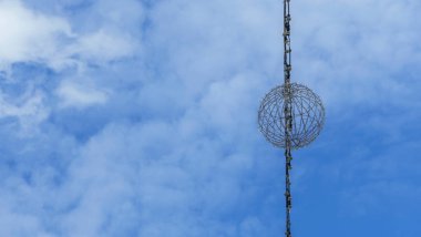 Mavi gökyüzünün arka planında çelenkler var. Tasarım için soyut kompozisyon. Mavi bulutlu gökyüzünün arka planında garip nesneler.