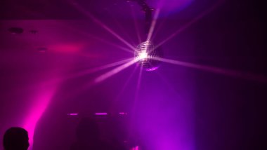 Disko topuyla parti atmosferi. Disko topundan yansıyan ışık demetleri.