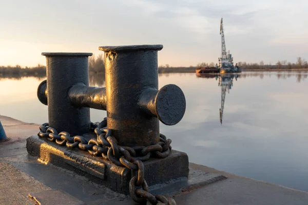 Kikötő Bollard Vakond Naplemente Folyó Kotró Hajó Háttérben — Stock Fotó