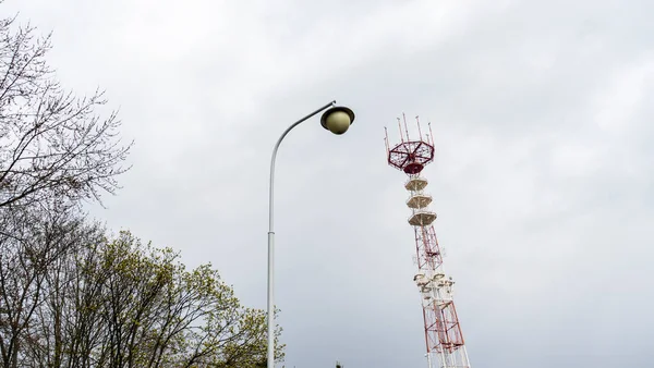 Torony Utcai Lámpával Előtérben Lámpás Magas Fém Torony Drámai Égbolt — Stock Fotó