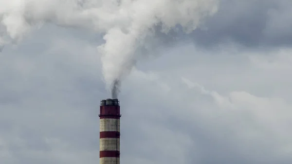Ipari Füst Kéményből Drámai Égi Háttérrel Kilátás Magas Kéménycsövek Szürke — Stock Fotó