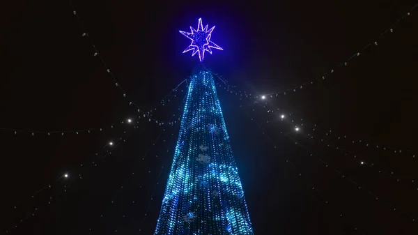 Χριστουγεννιάτικο Φόντο Διακοπών Χριστουγεννιάτικο Δέντρο Στη Λαμπερή Γιρλάντα Νύχτα Καλή — Φωτογραφία Αρχείου