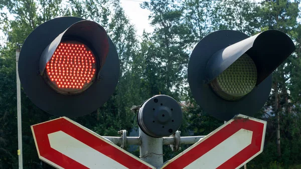 Дорожный Знак Пересечения Железной Дороги Двойным Светофором Сияющим Красным Указывающим — стоковое фото