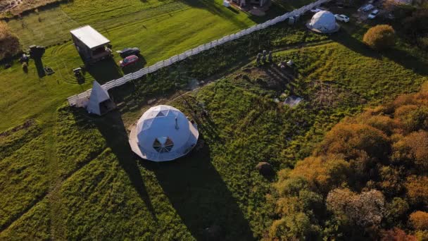Luftaufnahme Des Modernen Kugelförmigen Hauses Dorf Rundhaus Geometrisches Design Für — Stockvideo