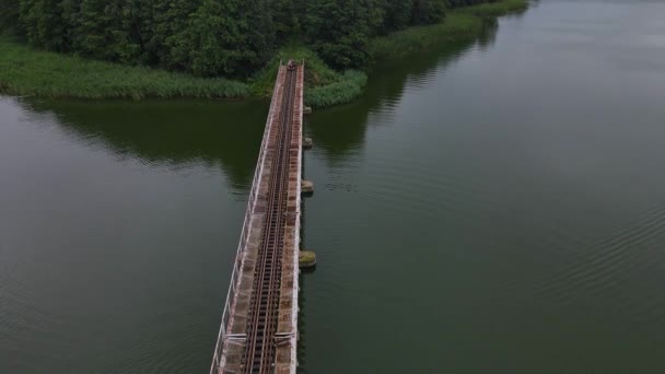 Dar Göstergeli Demiryolu Ile Köprünün Yukarıdan Aşağı Görüntüsü Nsanlar Demiryolu — Stok video