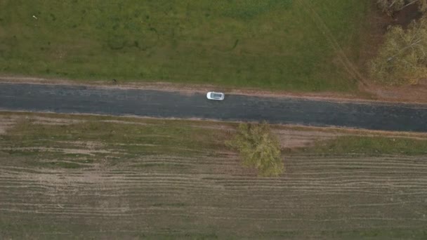 Flygfoto Vit Elbil Som Kör Landsvägen Moderna Fordon Passerar Landsvägen — Stockvideo