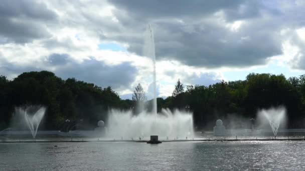 Vatten Från Fontänen Överst Högvatten Ström Fontän Bakom Molnig Himmel — Stockvideo