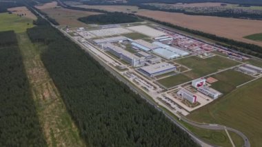 Gündüzleri endüstriyel kompleksin modern dış yüzeyi. Makineler için park yeri olan imalat yapısının hava görüntüsü.