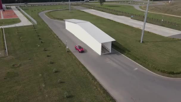 Luchtfoto Van Een Nieuwe Elektrische Auto Die Een Rondje Maakt — Stockvideo