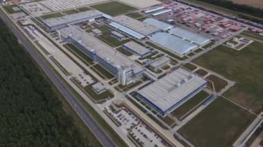 Modern fabrikanın havadan görünüşü. Endüstriyel bölge ve yakınlardaki birçok araba.