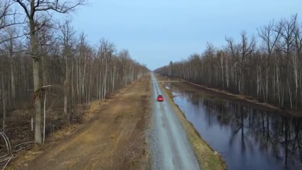 Widok Lotu Ptaka Pomarańczowy Road Samochód Idzie Złej Drodze Zalewowym — Wideo stockowe