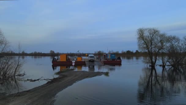 Minibus Verlaat Veerboot Overstroomde Weg Luchtfoto Natuurconcept — Stockvideo