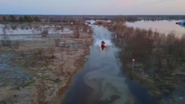 大きな川プリパト近くの浸水森林道路上のオレンジ車 空中展望 春の時間だ 川の洪水 — ストック動画