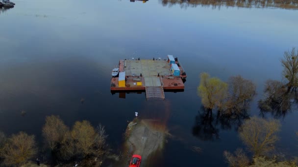 Forntida Manuell Korsning Över Floden Bilen Transporteras Över Floden Flodfärja — Stockvideo