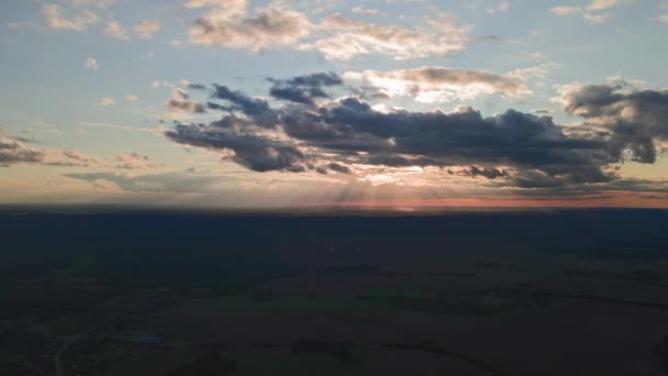 Ostatnie Światło Słoneczne Świeci Przez Chmury Przed Zapadnięciem Nocy Spójrz — Wideo stockowe