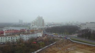 Tarihi şehir merkezindeki eski binanın yeniden inşası. Minsk 'teki eski hastane binasının hava görüntüsü..