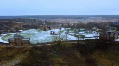 Kışın Belarus şehri Mstislavl 'deki ortaçağ kalesinin havadan görünüşü. Eski bir yerleşim yerinin yeniden inşası.