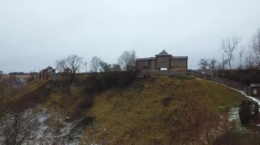 Kışın Belarus şehri Mstislavl 'deki ortaçağ kalesinin havadan görünüşü. Eski bir yerleşim yerinin yeniden inşası.