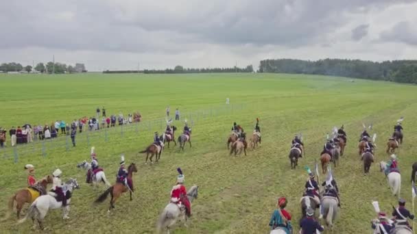 1812年の戦いの再建の空中広い眺め ロシア軍はミール城の近くでフランス軍を攻撃した 兵士は大砲やライフル 騎兵用のギャロップを発射する 爆発や戦場でのショット 馬の戦い — ストック動画