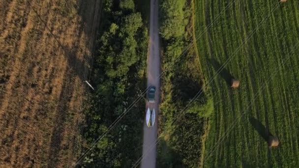 Groene Auto Met Aanhanger Vervoert Kajaks Kano Een Landelijke Weg — Stockvideo