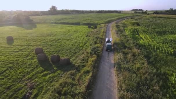 Carro Verde Com Trailer Carrega Caiaques Canoas Uma Estrada Rural — Vídeo de Stock