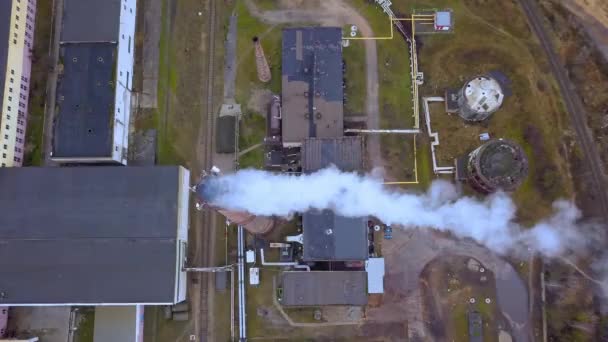 Letecký Pohled Shora Dolů Starou Cihlovou Tepelnou Elektrárnu Kouřícími Komíny — Stock video