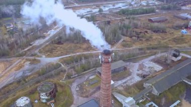 Dumanı tüten bacaları olan eski bir termik santralin havadan aşağı görüntüsü. Dramatik gökyüzü arkaplanı. Ekolojik sorun kavramı.