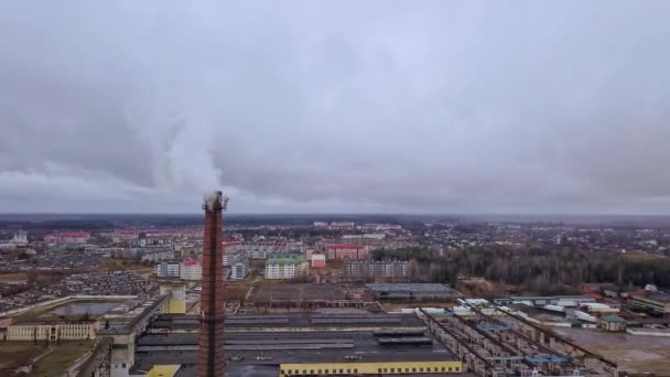 Beyaz Dumanlı Bir Pipo Şehir Gaz Kazanının Boruları Dramatik Gökyüzüne — Stok video