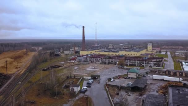 Вид Воздуха Старую Кирпичную Теплоэлектростанцию Дымящимися Трубами Концепция Экологических Проблем — стоковое видео