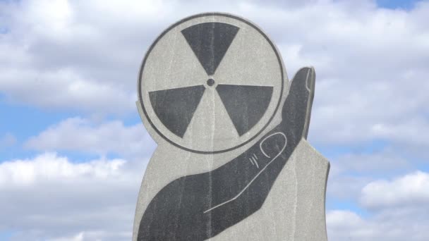 チェルノブイリ原子力発電所事故で亡くなった人々の記憶の場所 青い空の背景に放射性物質の危険の記念碑 チェルノブイリ悲劇の概念 — ストック動画