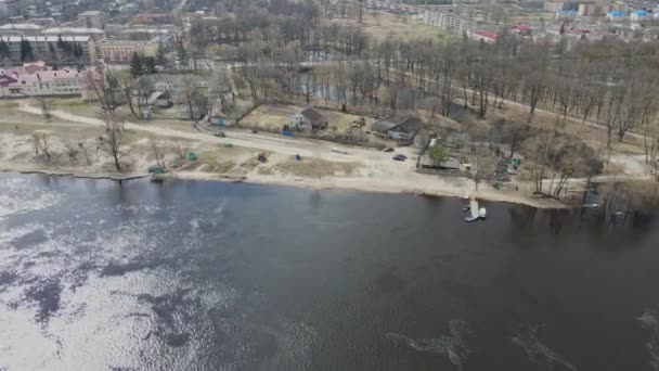 プリピアット川は春にナロヴリアの町を流れる ゴメル地方 ベラルーシ チェルノブイリ事故 災害情報サイト — ストック動画