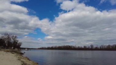 Mavi gökyüzü ve hareket eden bulutları olan hızlandırılmış bir nehir. Nehrin Üzerindeki Bulutlar. Doğa konsepti.