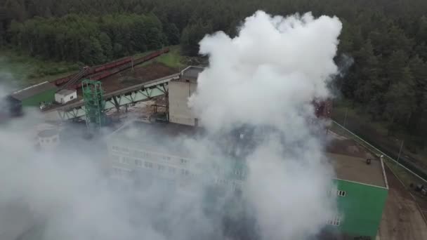 Varm Ånga Från Torvanläggningens Industriella Skorsten Torvbrikettfabrik Byn Rök Kommer — Stockvideo