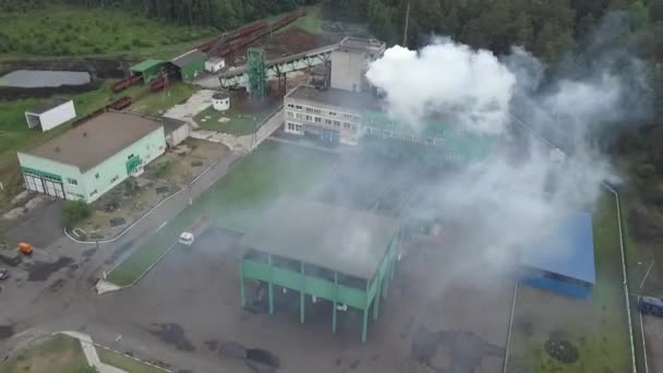 Turba Fabrikasının Endüstriyel Bacasından Sıcak Buhar Geliyor Köydeki Turba Tütün — Stok video