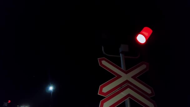 Tren Público Pasa Por Encima Cruce Nivel Carretera Durante Noche — Vídeo de stock