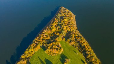 İnsansız hava aracı tarafından çekilen görkemli manzara. Adalı tatlı su gölünün havadan görünüşü. Doğa konsepti.