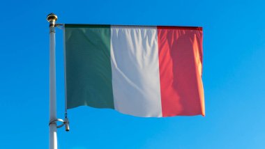 İtalya 'nın ulusal bayrağı mavi gökyüzünde rüzgarda dalgalanıyor. Diplomasi konsepti. Uluslararası ilişkiler. Metin için boşluk.