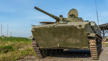 Sovyet piyade aracı BMP ile savaşıyor. Amfibi takip eden piyade savaş aracı. Tarihsel askeri kavram.