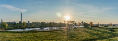 Eski askeri ekipmanların açık hava müzesinin panoramik görüntüsü. Halka açık askeri araç. Konutlandırma kavramı.