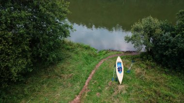 Nehir kıyısındaki kano. Nehir kenarında yaz tatili.