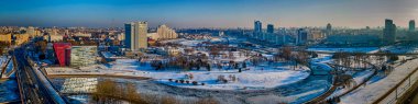 Modern ve eski binalarla Minsk 'in tarihi merkezinin hava manzarası. Seyahat konsepti. Şehrin kuş bakışı manzarası.