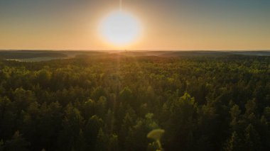 Yüksek irtifada güneşin ve açık mavi gökyüzünün görüntüsü. Güzel doğa arkaplanı.