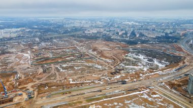 Büyük inşaat alanının havadan görüntüsü. Konut bölgesinde yeni apartmanlar inşa ediliyor.
